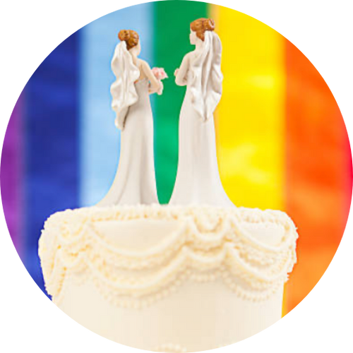 Gâteau de mariage avec deux figurines de mariées sur un fond en arc-en-ciel