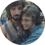 Deux hommes gais dans les bras l’un de l’autre pendant une parade de la Fierté.