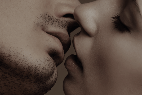 Deux personnes s’apprêtant à s’embrasser.
