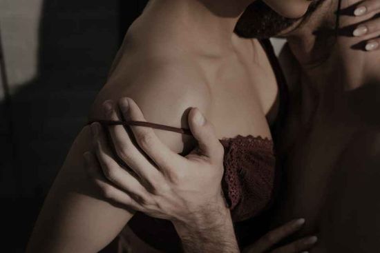 Un couple se déshabille pour pimenter sa vie sexuelle