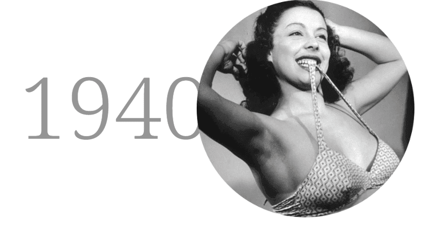 Une pin-up qui tient son soutien-gorge entre ses dents
